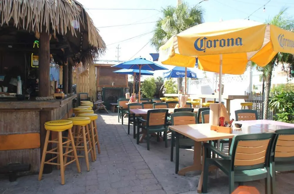 Private Patio, Walk To All! 5min- Siesta Keys Beach, 1min- Shopping Dining & Entertainment! Apartment *