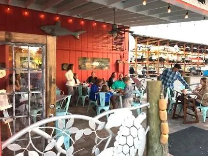 Private Patio, Walk To All! 5min- Siesta Keys Beach, 1min- Shopping Dining & Entertainment!