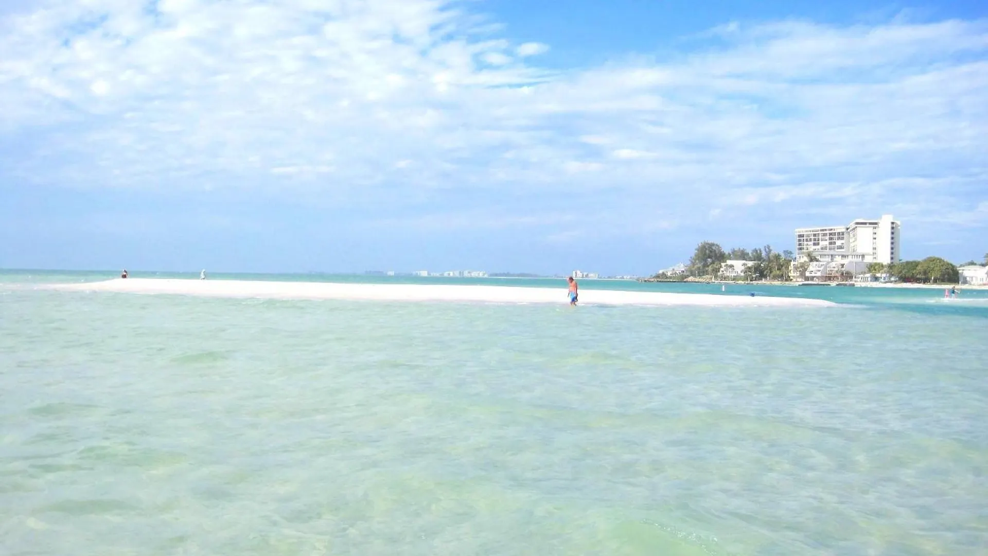 Private Patio, Walk To All! 5min- Siesta Keys Beach, 1min- Shopping Dining & Entertainment! *
