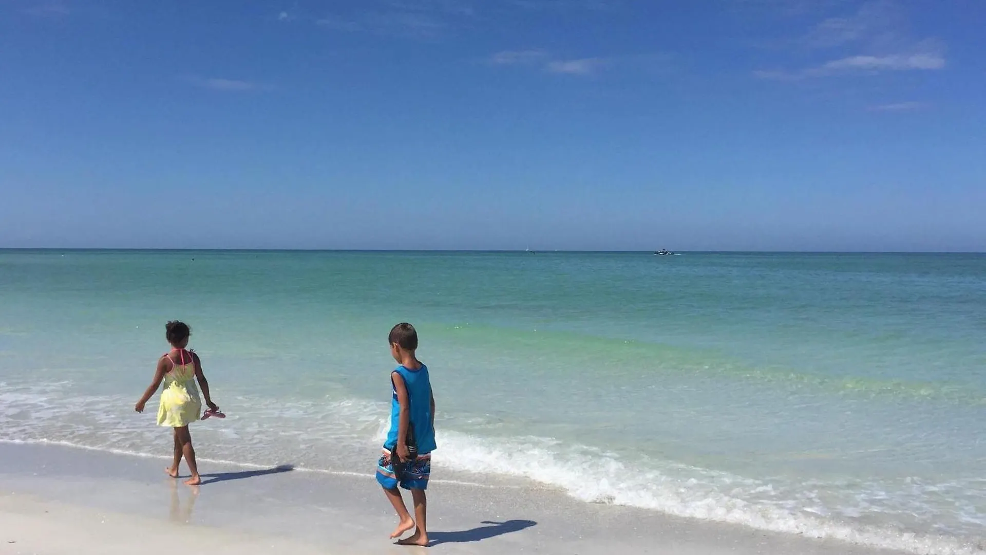 Private Patio, Walk To All! 5min- Siesta Keys Beach, 1min- Shopping Dining & Entertainment! Apartment *
