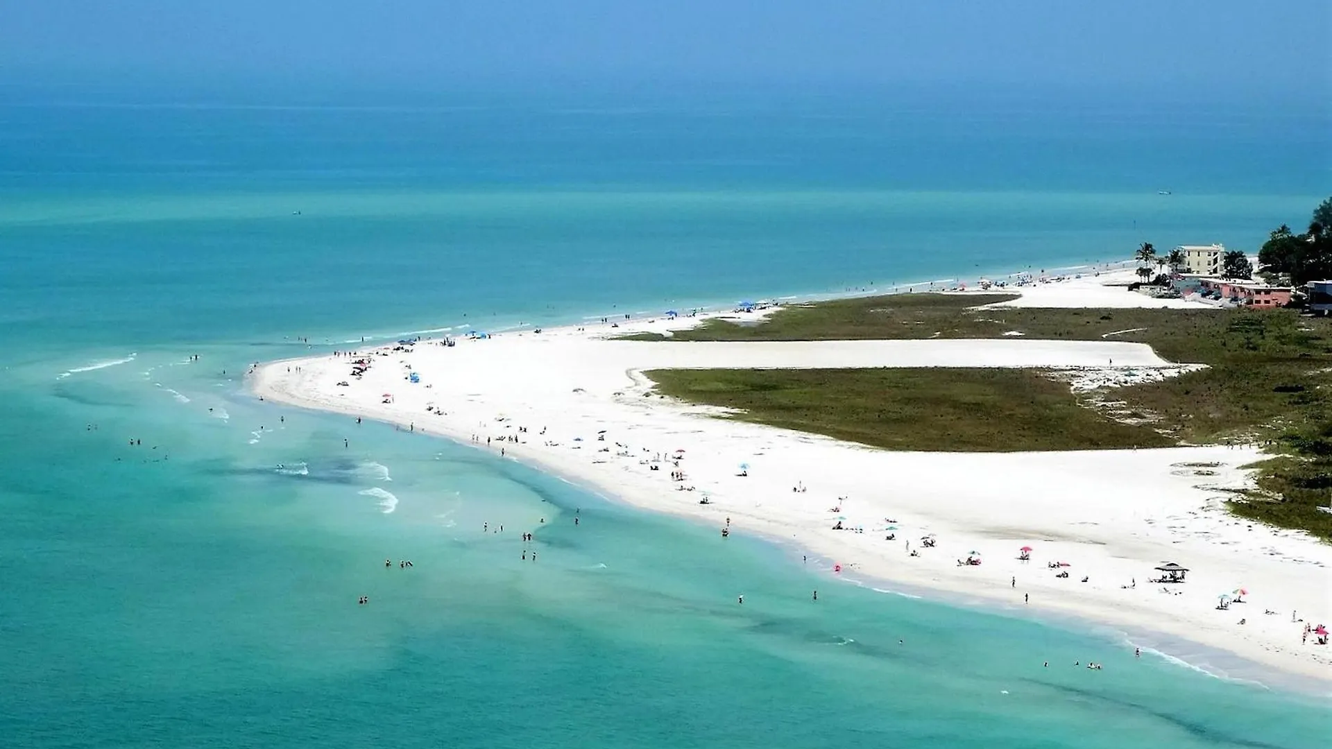 Private Patio, Walk To All! 5min- Siesta Keys Beach, 1min- Shopping Dining & Entertainment! *
