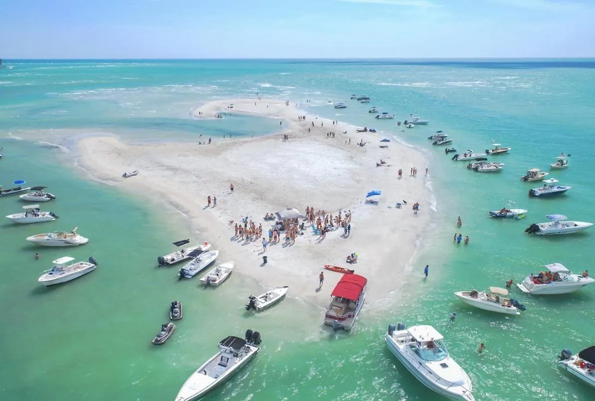 Private Patio, Walk To All! 5min- Siesta Keys Beach, 1min- Shopping Dining & Entertainment! Apartment *