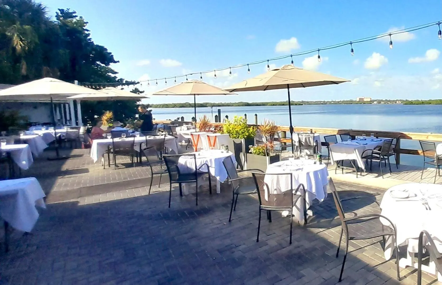 Apartment Private Patio, Walk To All! 5min- Siesta Keys Beach, 1min- Shopping Dining & Entertainment! *