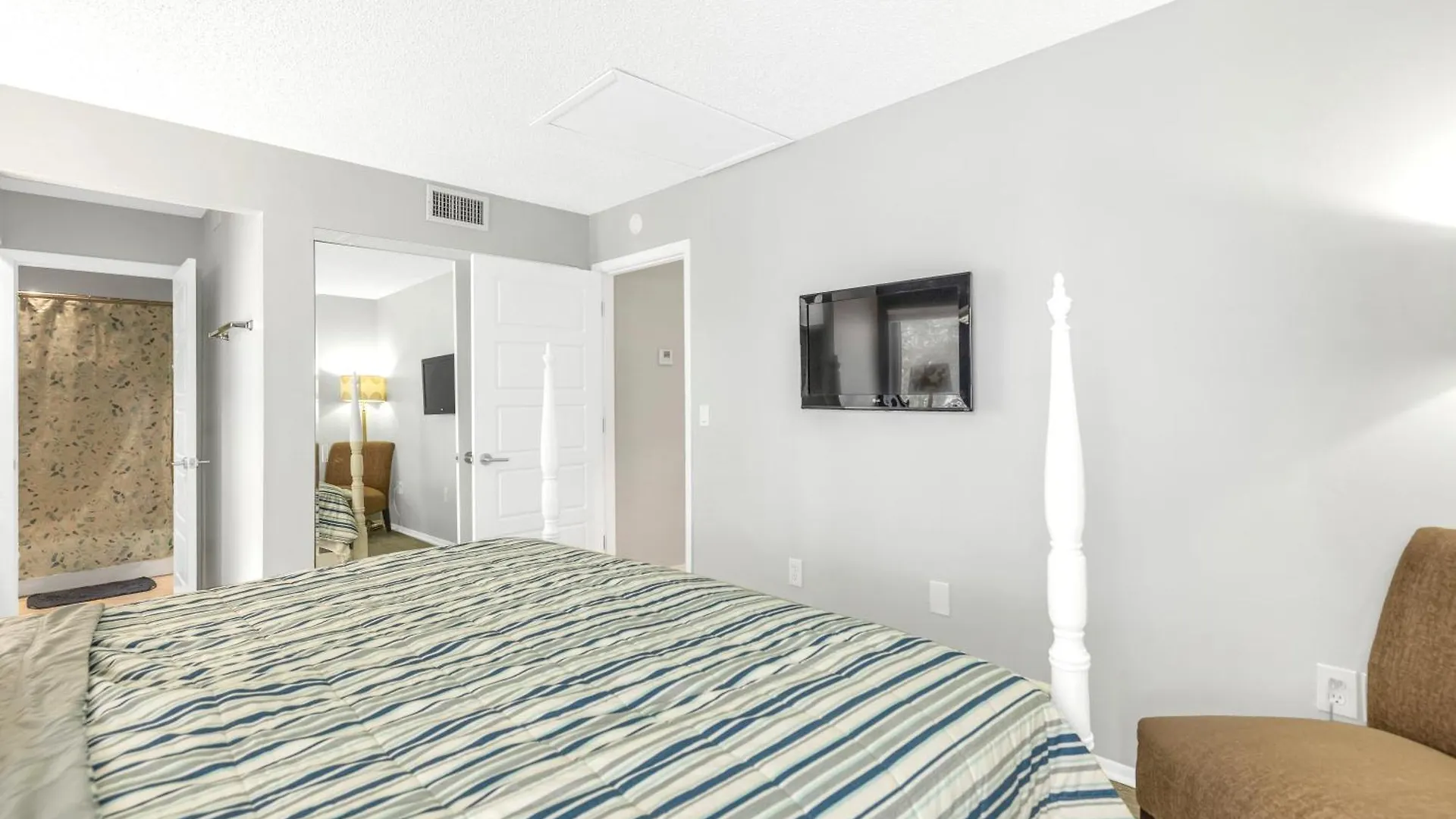 Private Patio, Walk To All! 5min- Siesta Keys Beach, 1min- Shopping Dining & Entertainment!
