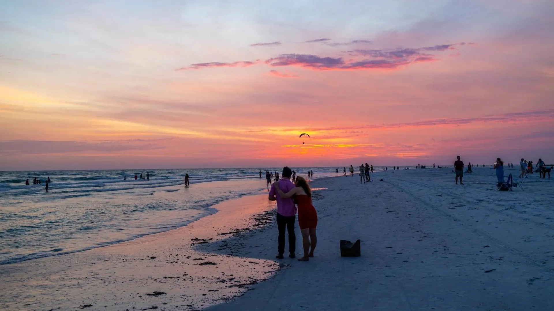 Private Patio, Walk To All! 5min- Siesta Keys Beach, 1min- Shopping Dining & Entertainment! Sarasota