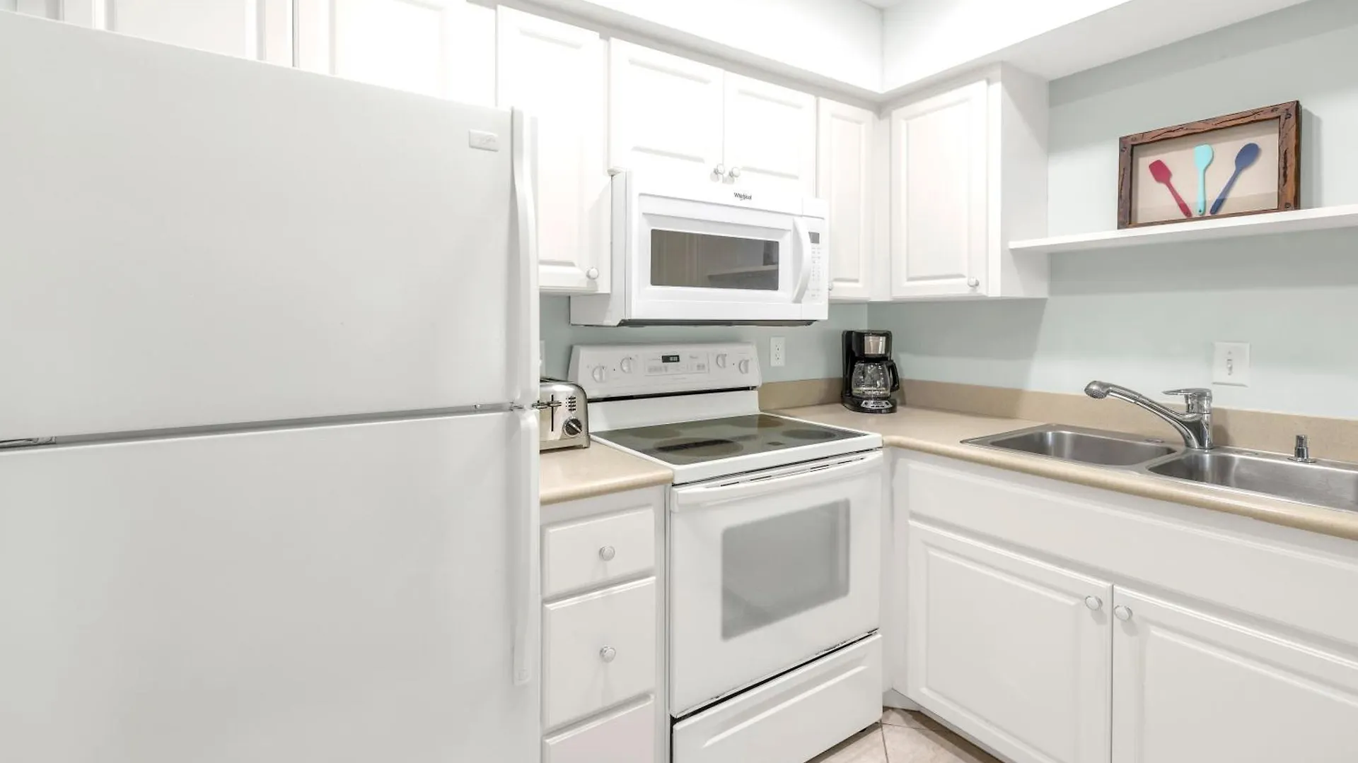 Private Patio, Walk To All! 5min- Siesta Keys Beach, 1min- Shopping Dining & Entertainment! *