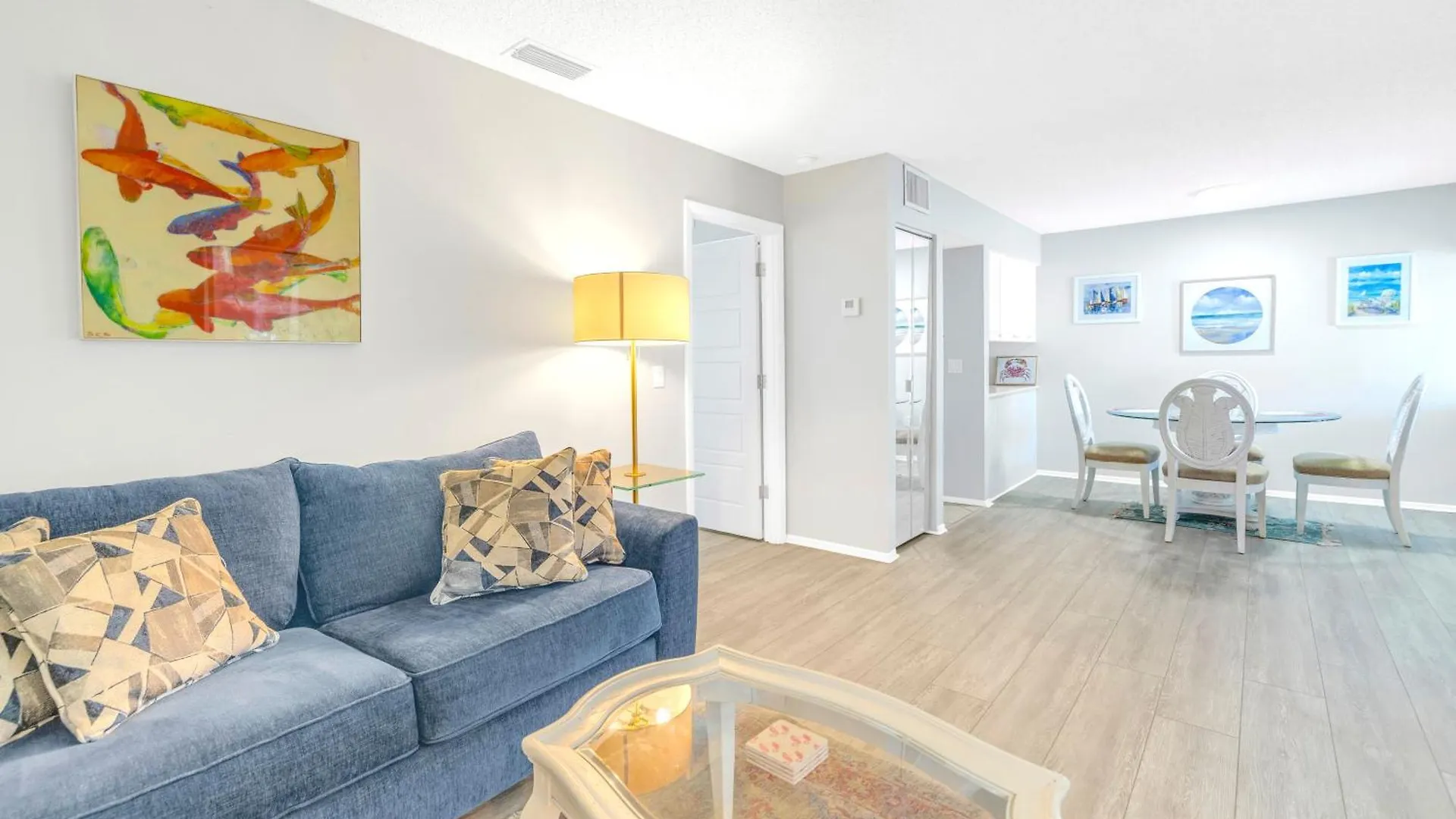 Apartment Private Patio, Walk To All! 5min- Siesta Keys Beach, 1min- Shopping Dining & Entertainment! *