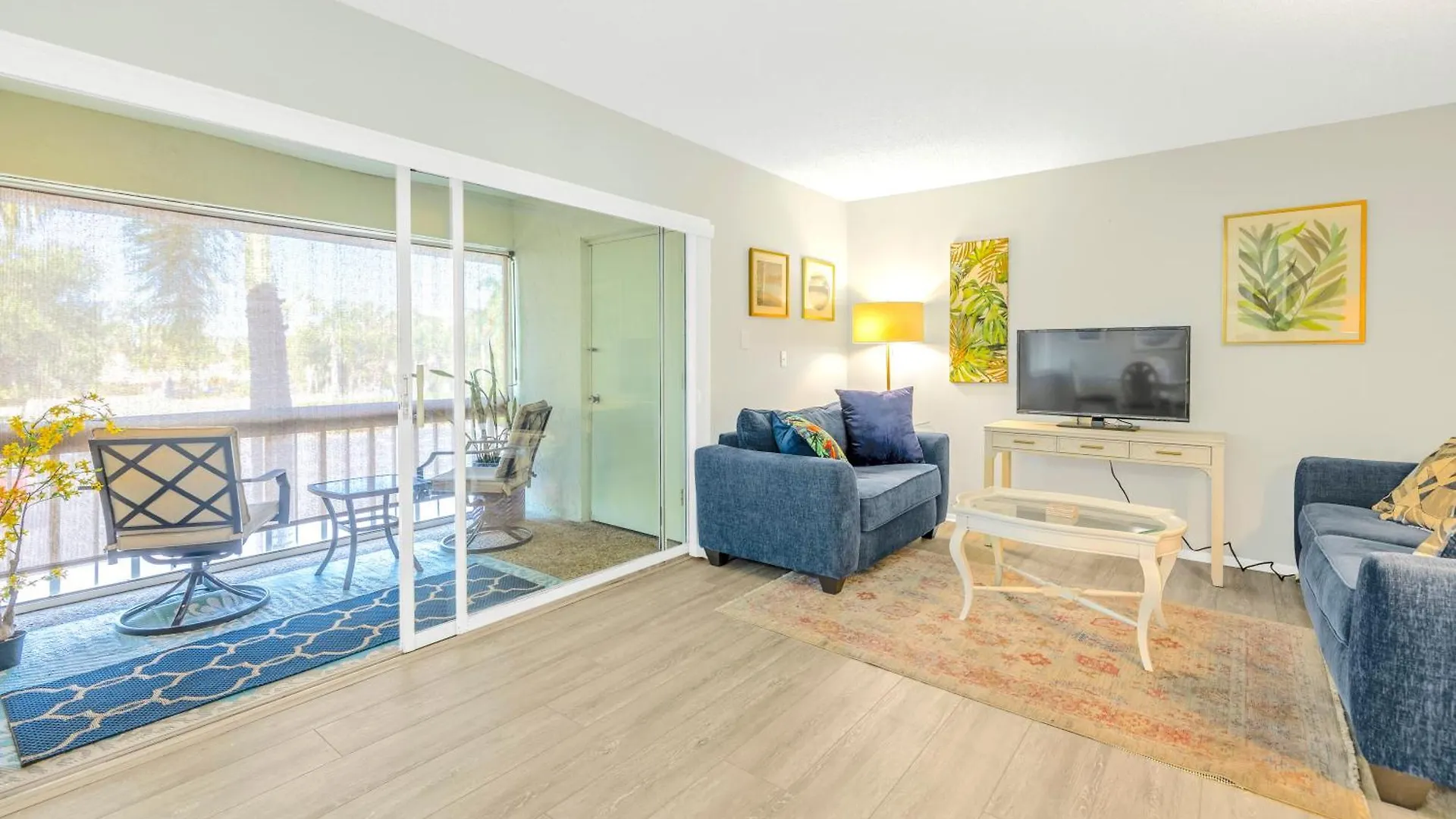 Apartment Private Patio, Walk To All! 5min- Siesta Keys Beach, 1min- Shopping Dining & Entertainment! Sarasota
