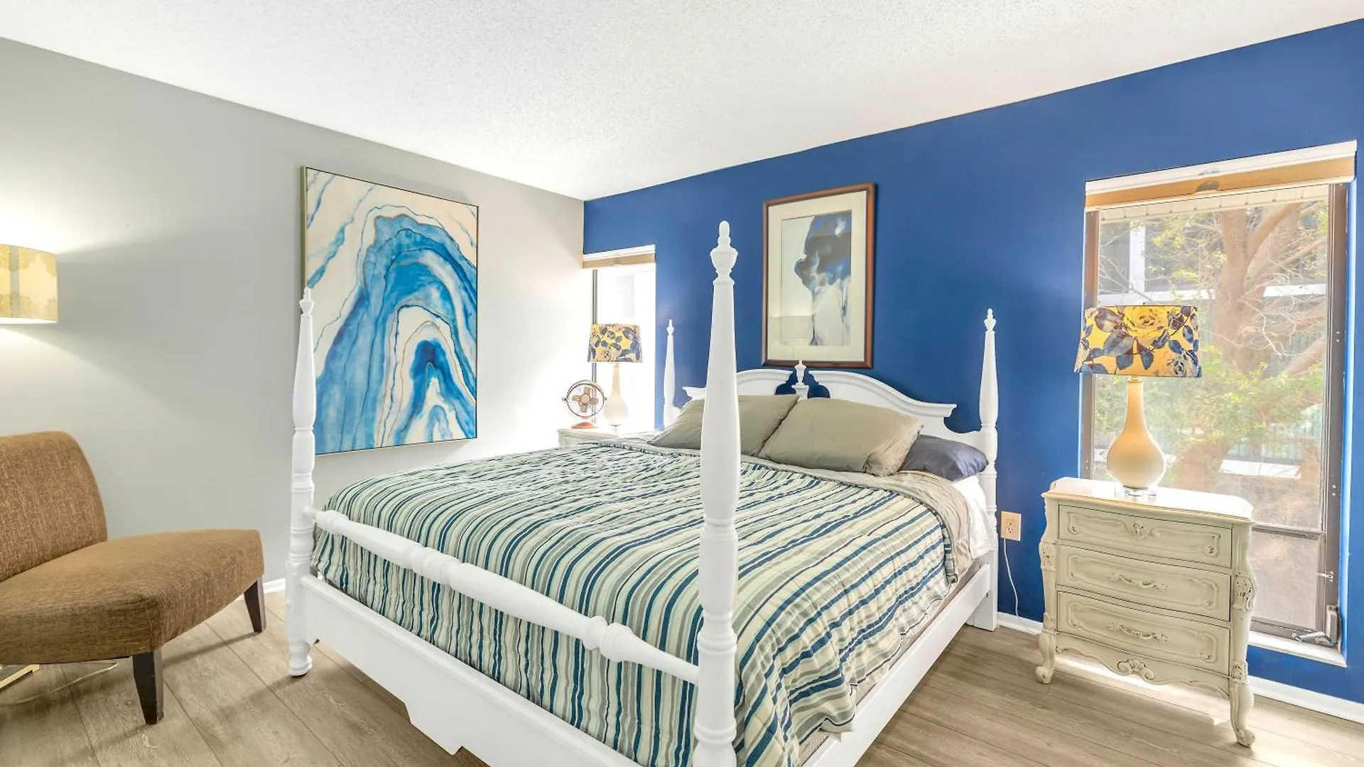 Private Patio, Walk To All! 5min- Siesta Keys Beach, 1min- Shopping Dining & Entertainment! *
