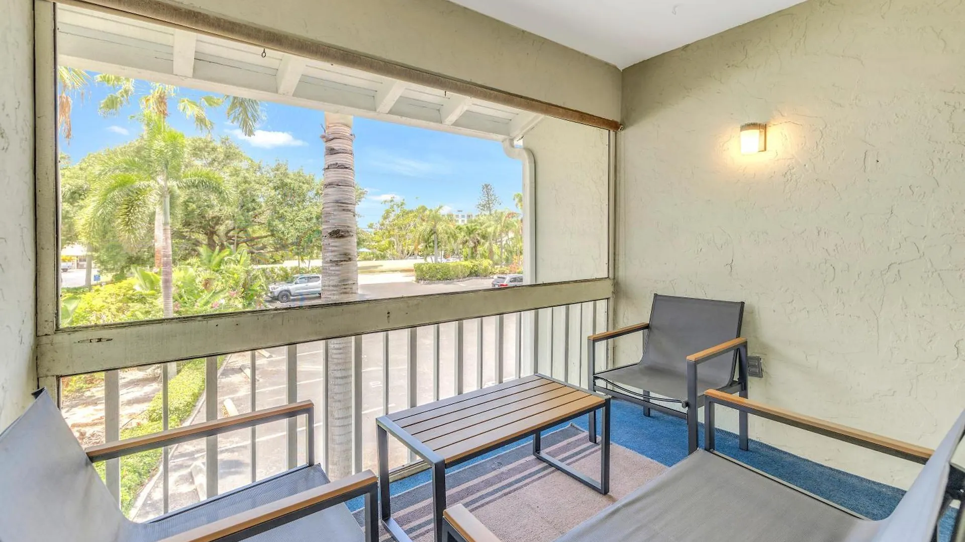 Private Patio, Walk To All! 5min- Siesta Keys Beach, 1min- Shopping Dining & Entertainment! * Sarasota