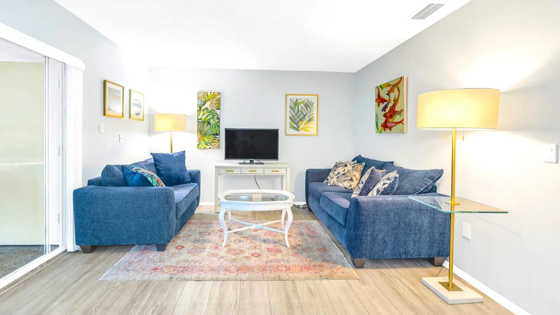 Apartment Private Patio, Walk To All! 5min- Siesta Keys Beach, 1min- Shopping Dining & Entertainment! *