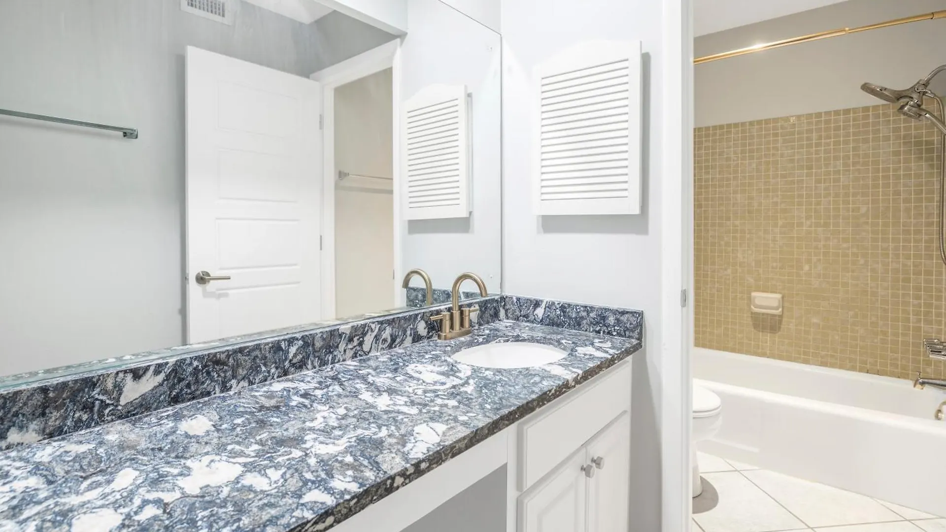 Private Patio, Walk To All! 5min- Siesta Keys Beach, 1min- Shopping Dining & Entertainment! Apartment