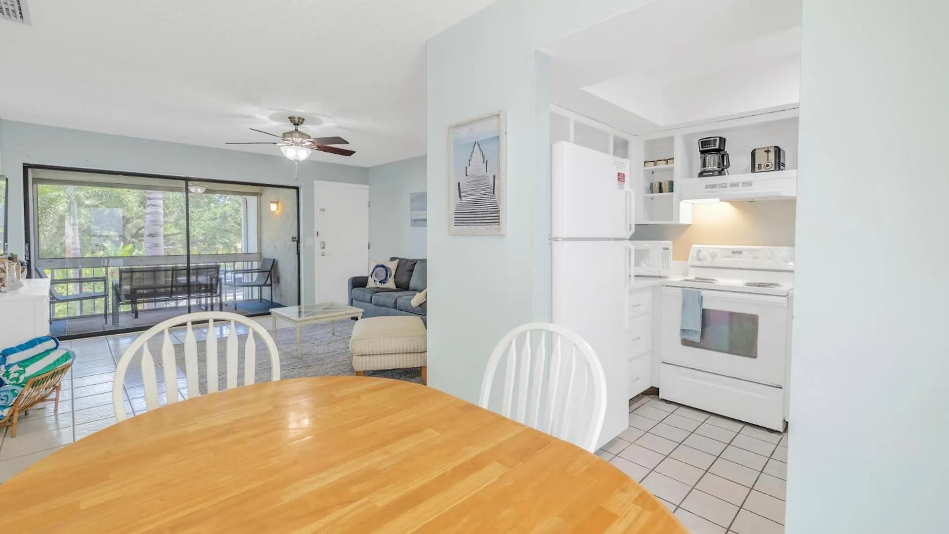 Private Patio - Walk To Shops & More! Apartment *