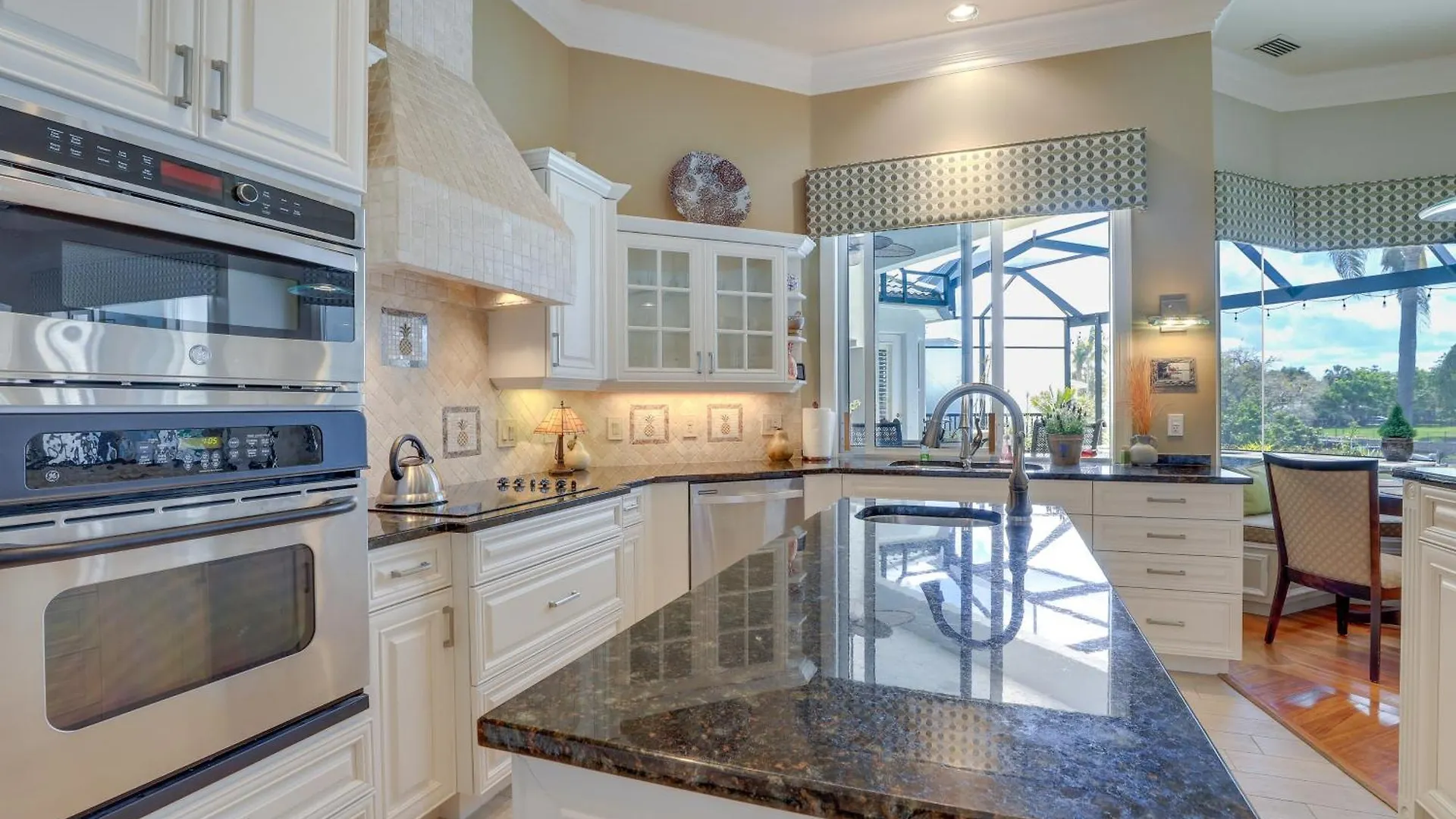 Luxe Bayfront Pool, Lanai! Holiday home Sarasota