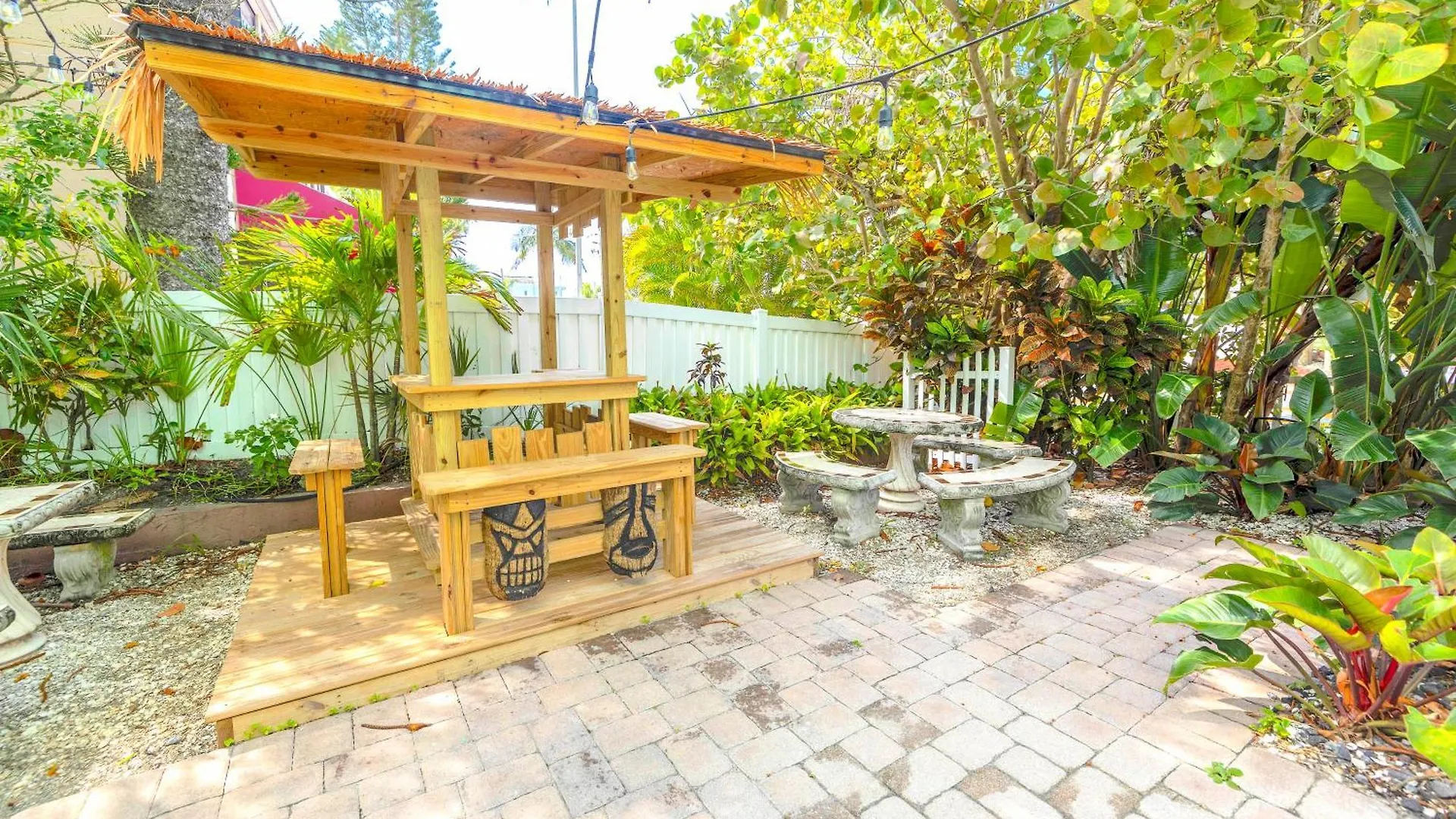 Holiday home Oceanview 100 Percent Private, Tiki, 100ft To Path!