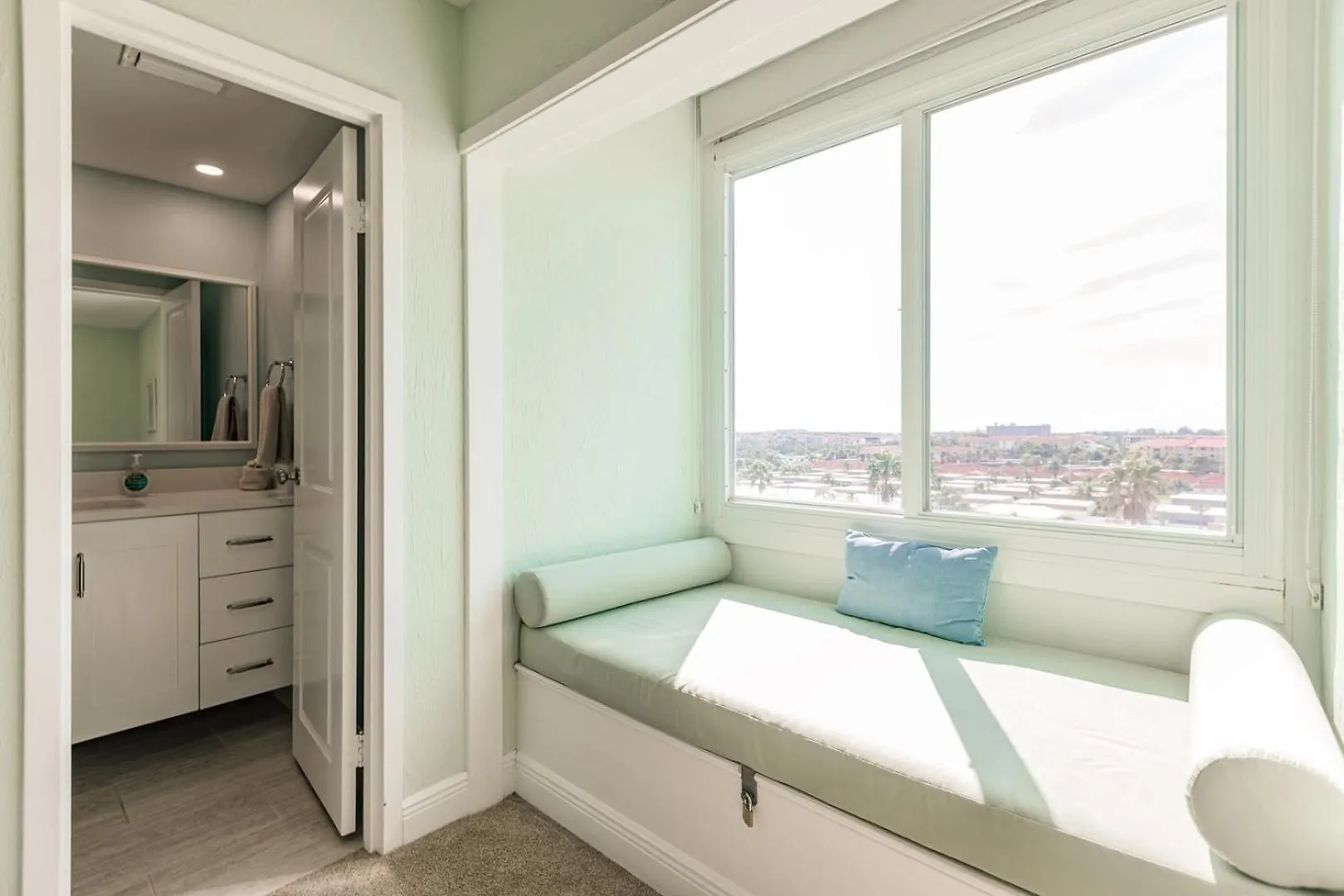 1055-607 Pond View High Rise With Remodeled Kitchen *