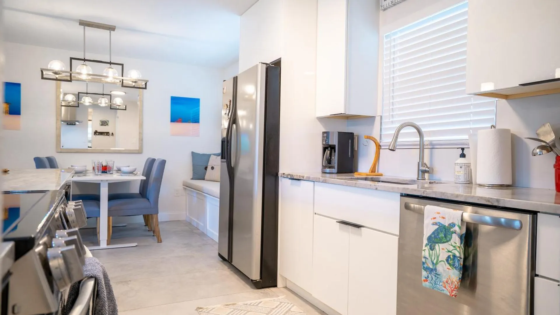 Modern 3 Bed House - Minutes To Downtown & Siesta Key - Pet Friendly