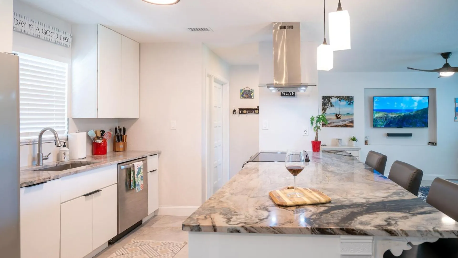 Holiday home Modern 3 Bed House - Minutes To Downtown & Siesta Key - Pet Friendly *