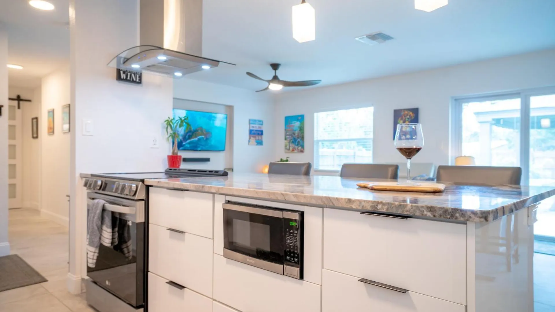 Modern 3 Bed House - Minutes To Downtown & Siesta Key - Pet Friendly Holiday home Sarasota