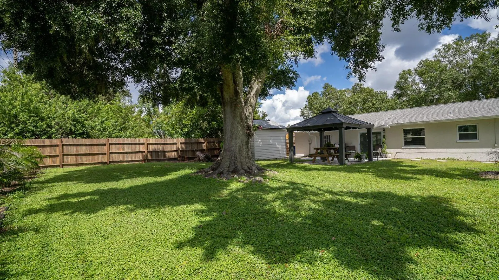 Modern 3 Bed House - Minutes To Downtown & Siesta Key - Pet Friendly