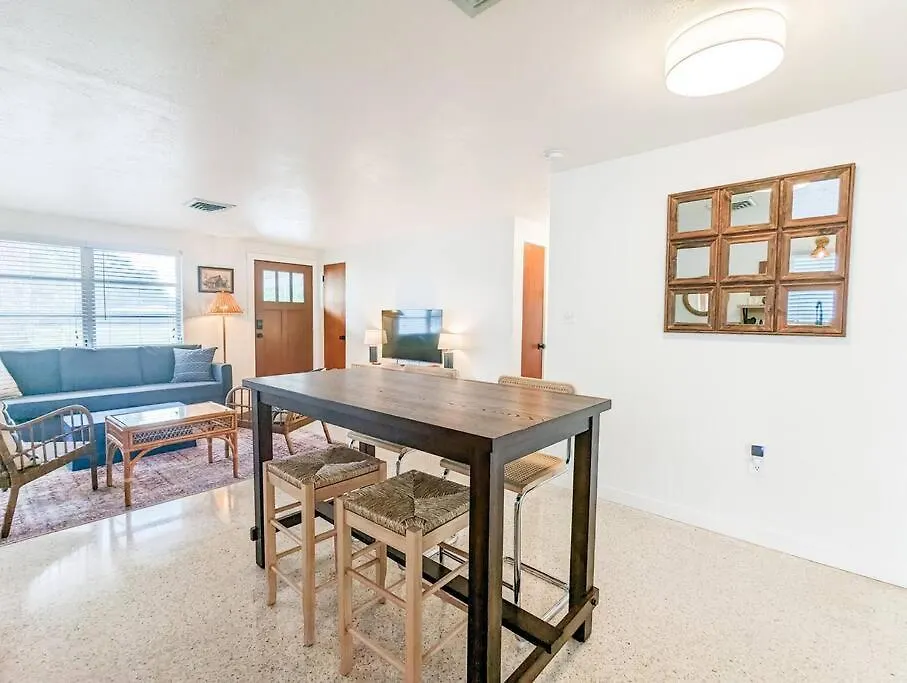 Downtown Mid-century Apartment