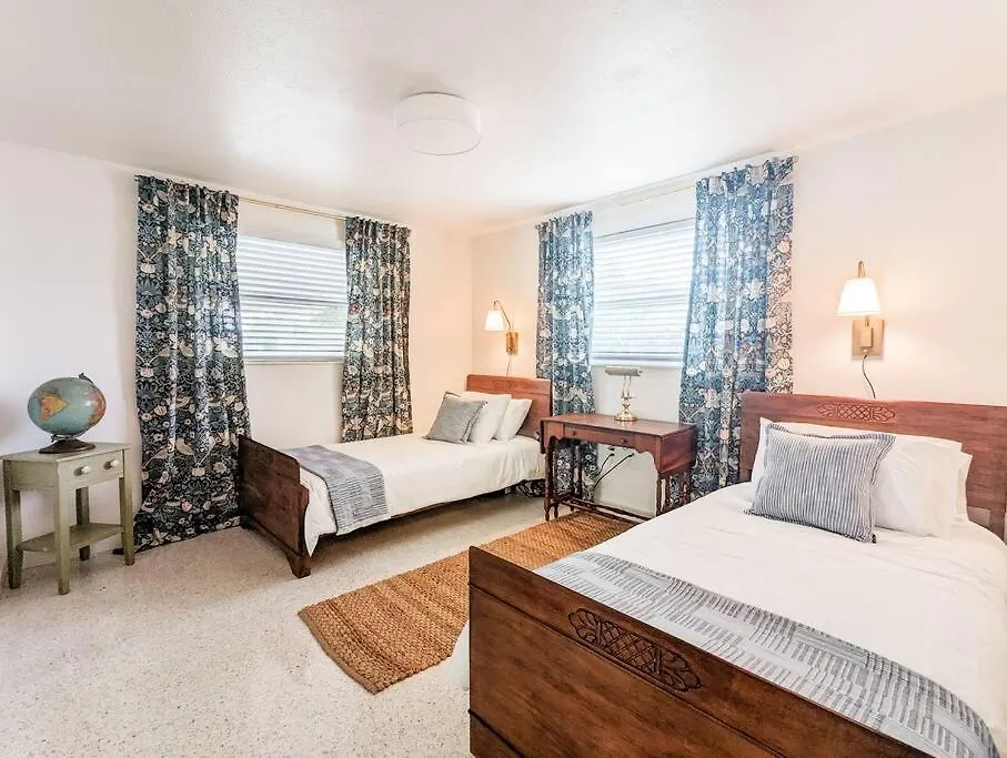 Downtown Mid-century Apartment