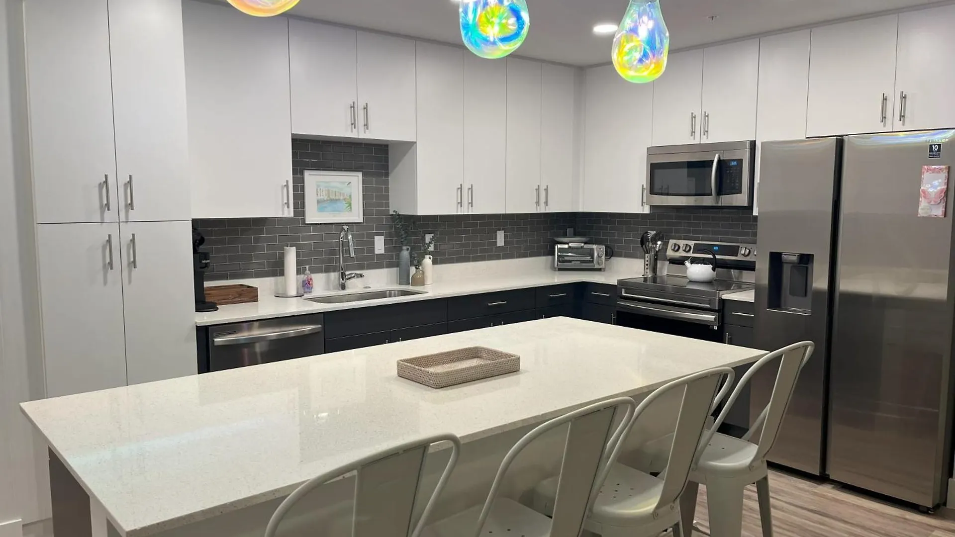 Luxury 2 Bed 2 Bath Waterfront With Patio Sunsets Gym And Parking Holiday home