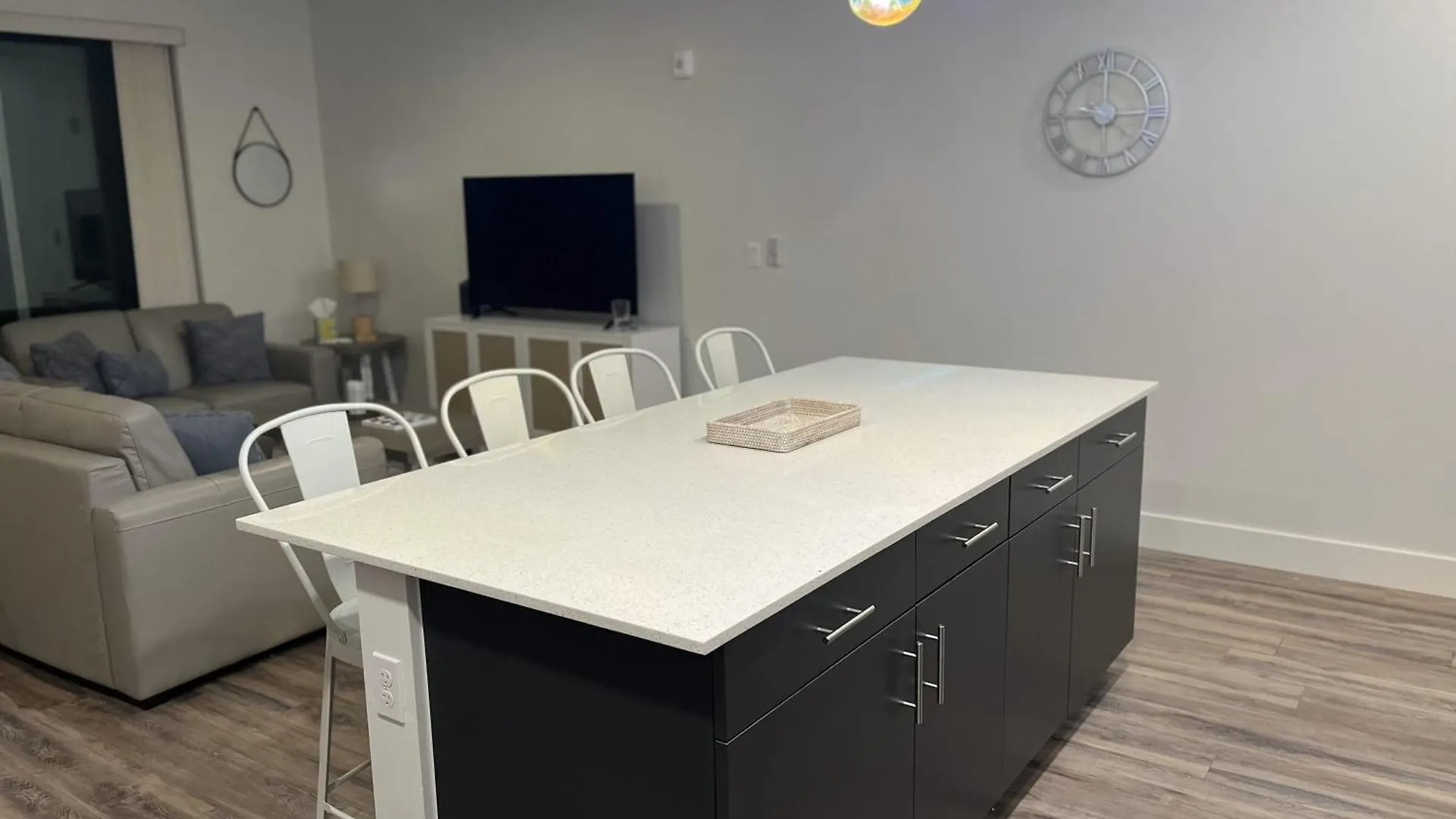 Holiday home Luxury 2 Bed 2 Bath Waterfront With Patio Sunsets Gym And Parking