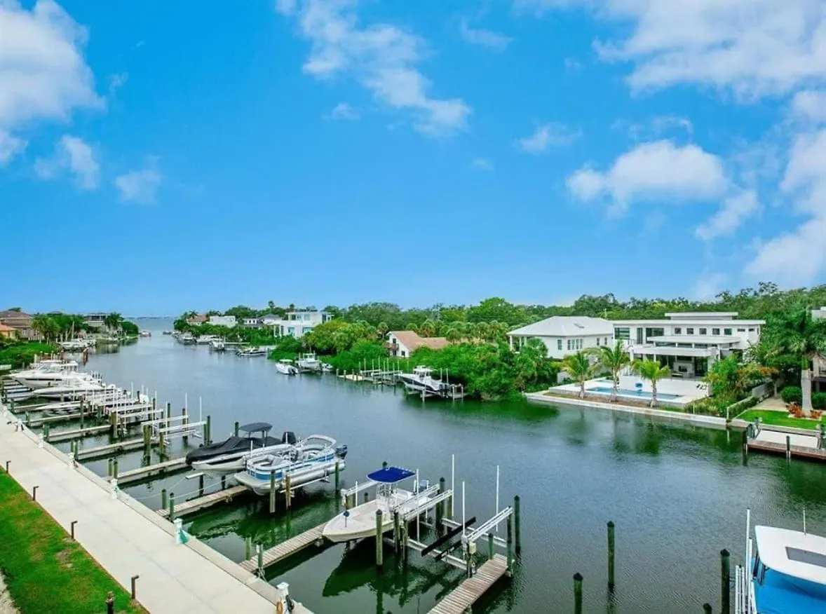 Luxury 2 Bed 2 Bath Waterfront With Patio Sunsets Gym And Parking * Sarasota