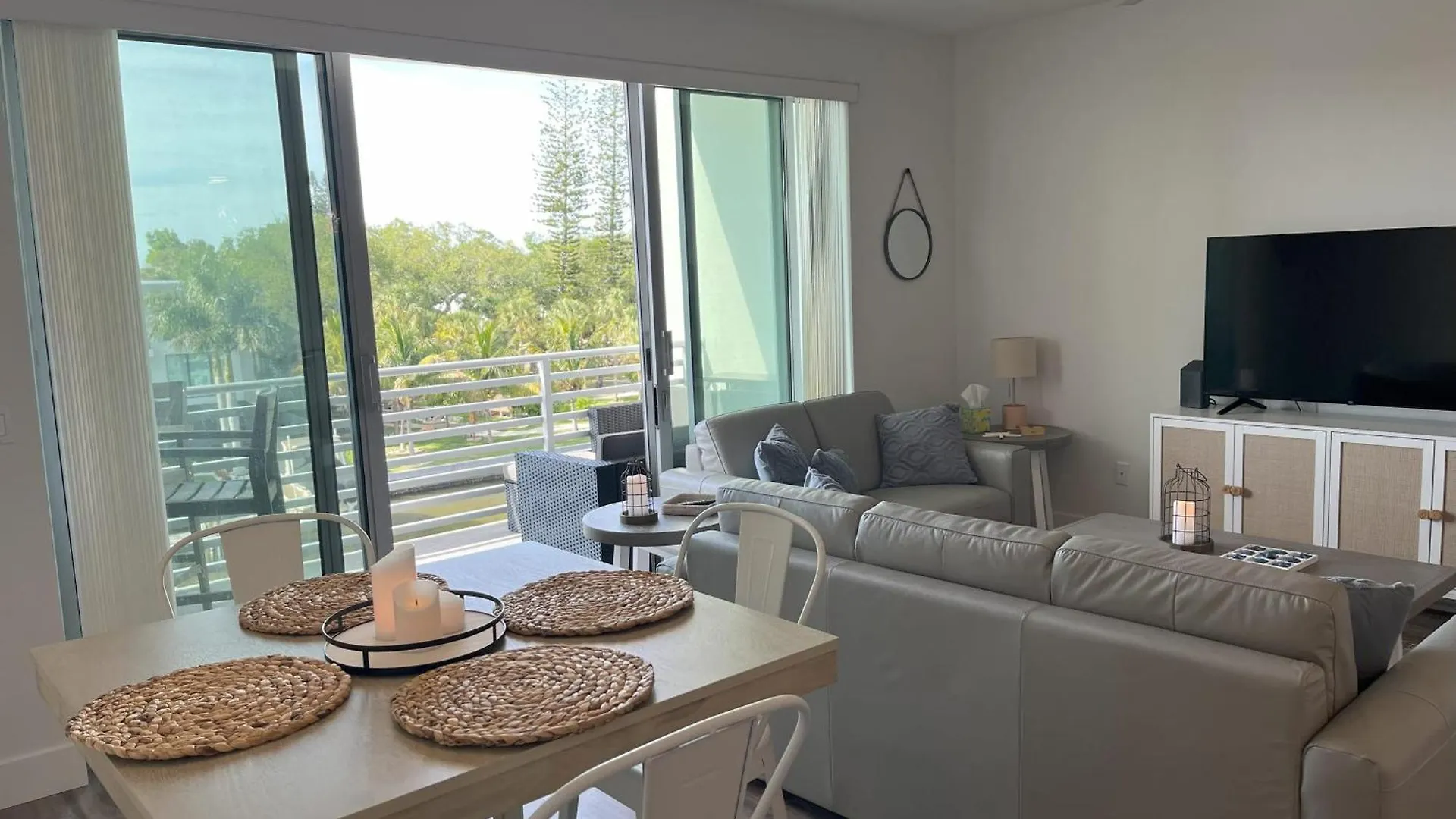 Holiday home Luxury 2 Bed 2 Bath Waterfront With Patio Sunsets Gym And Parking Sarasota