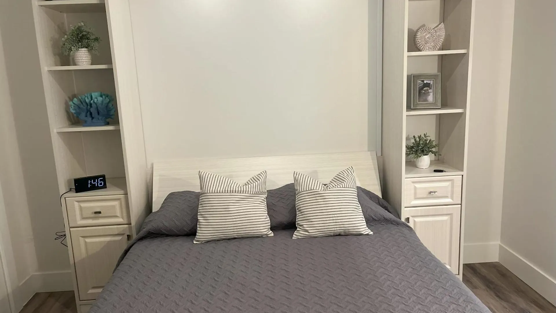 Holiday home Luxury 2 Bed 2 Bath Waterfront With Patio Sunsets Gym And Parking