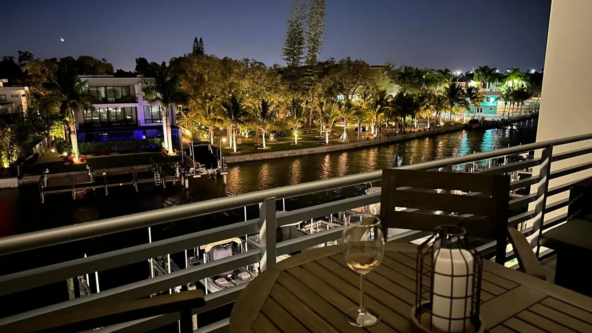 Luxury 2 Bed 2 Bath Waterfront With Patio Sunsets Gym And Parking