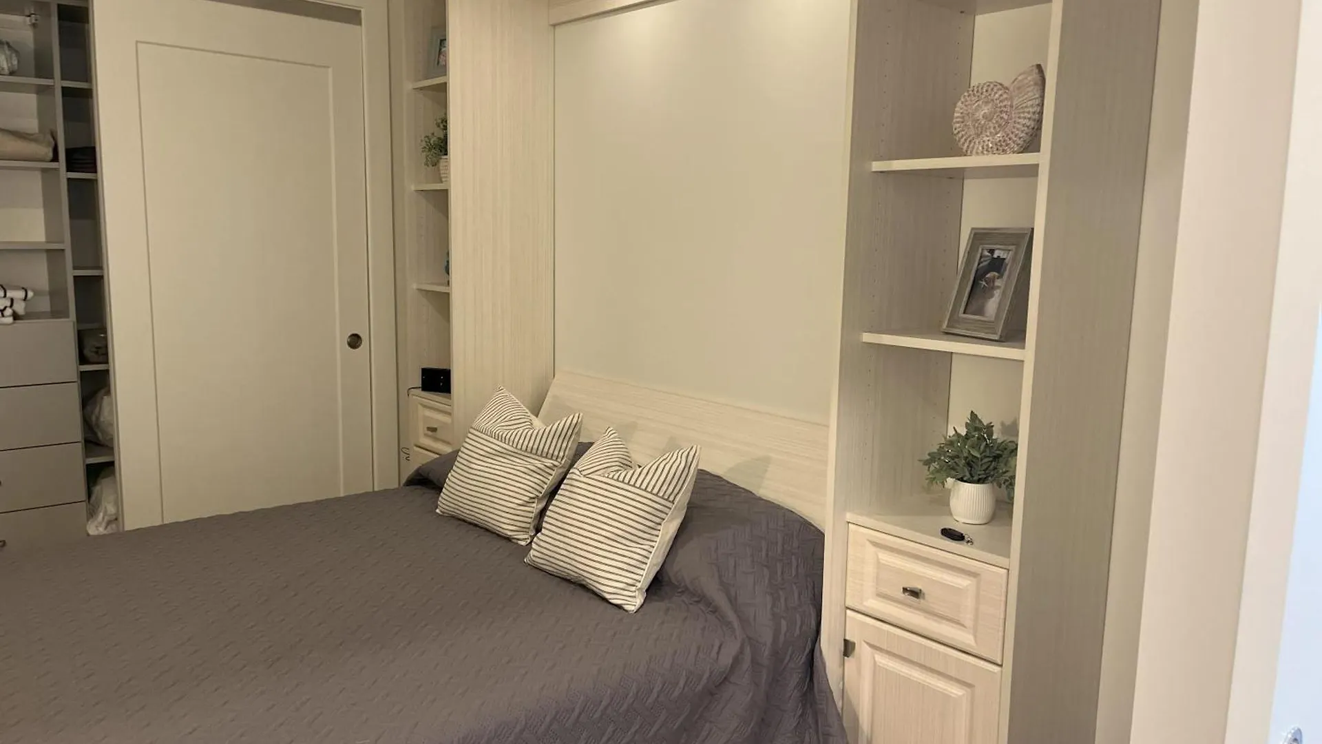 Holiday home Luxury 2 Bed 2 Bath Waterfront With Patio Sunsets Gym And Parking *