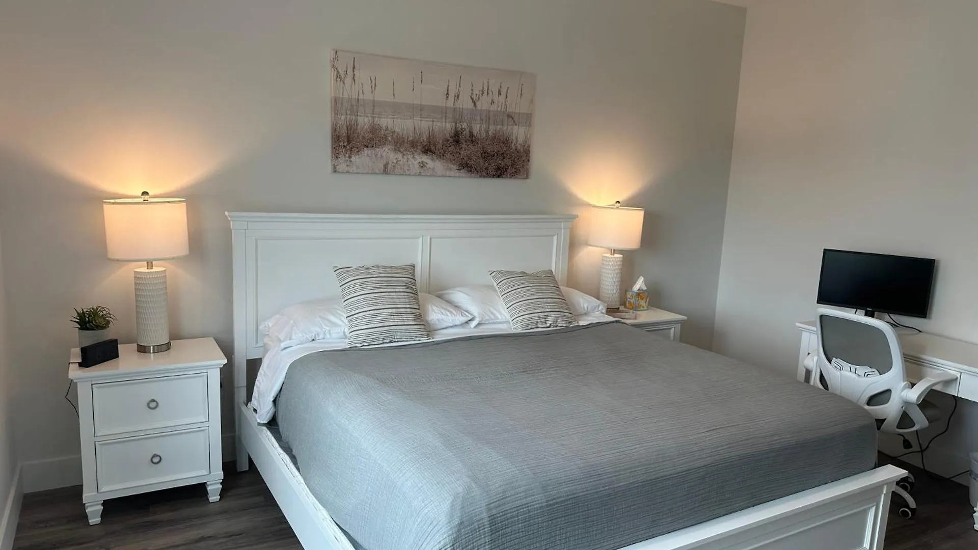 Luxury 2 Bed 2 Bath Waterfront With Patio Sunsets Gym And Parking *