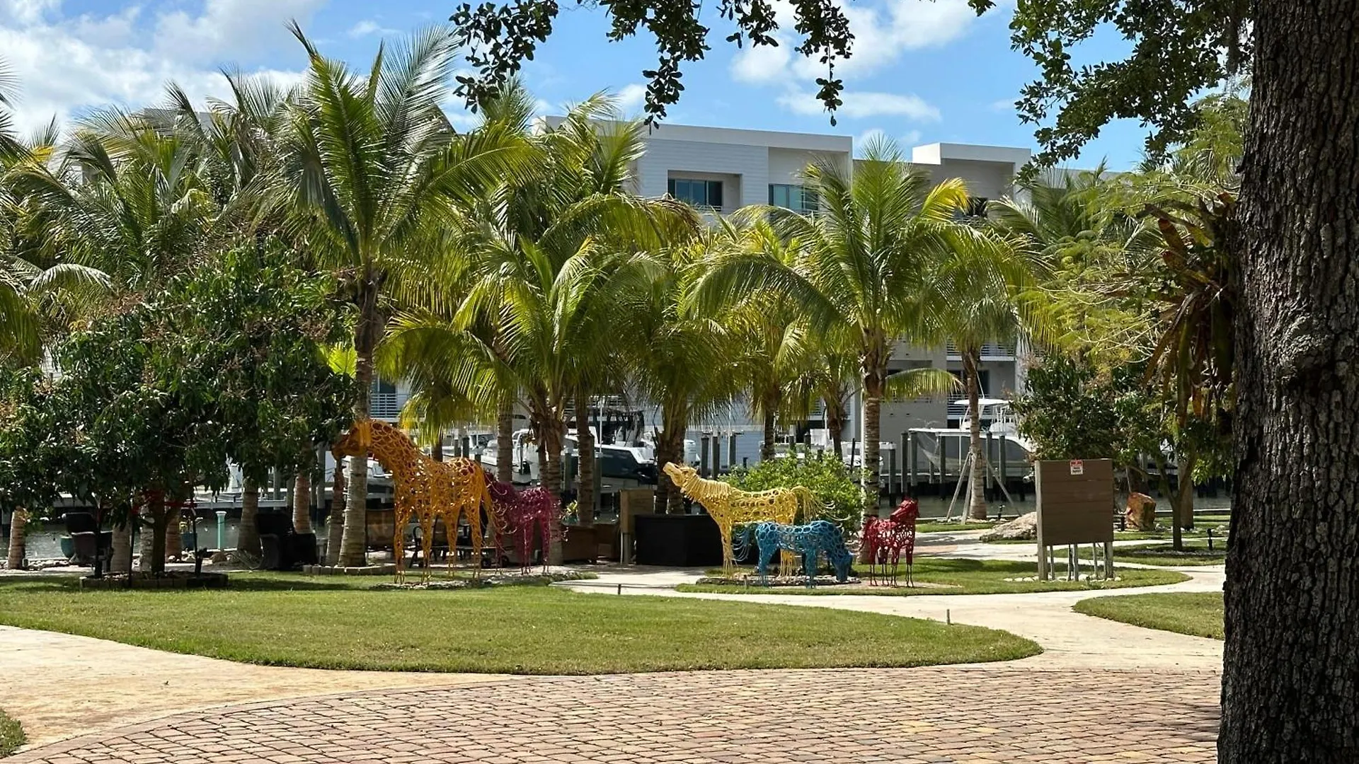 Luxury 2 Bed 2 Bath Waterfront With Patio Sunsets Gym And Parking Holiday home