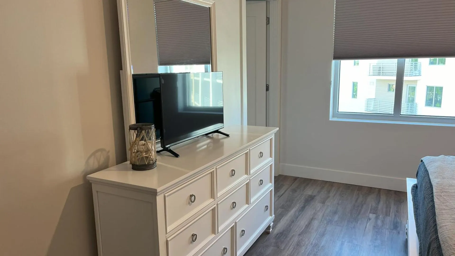 Luxury 2 Bed 2 Bath Waterfront With Patio Sunsets Gym And Parking *