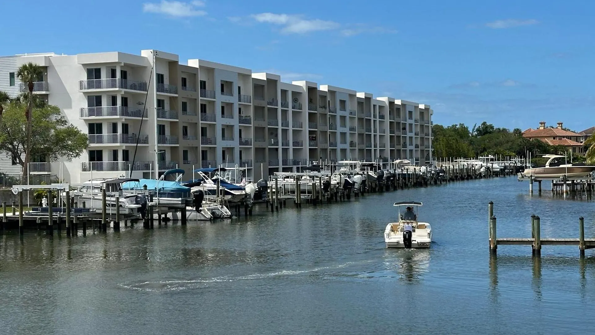 Holiday home Luxury 2 Bed 2 Bath Waterfront With Patio Sunsets Gym And Parking Sarasota