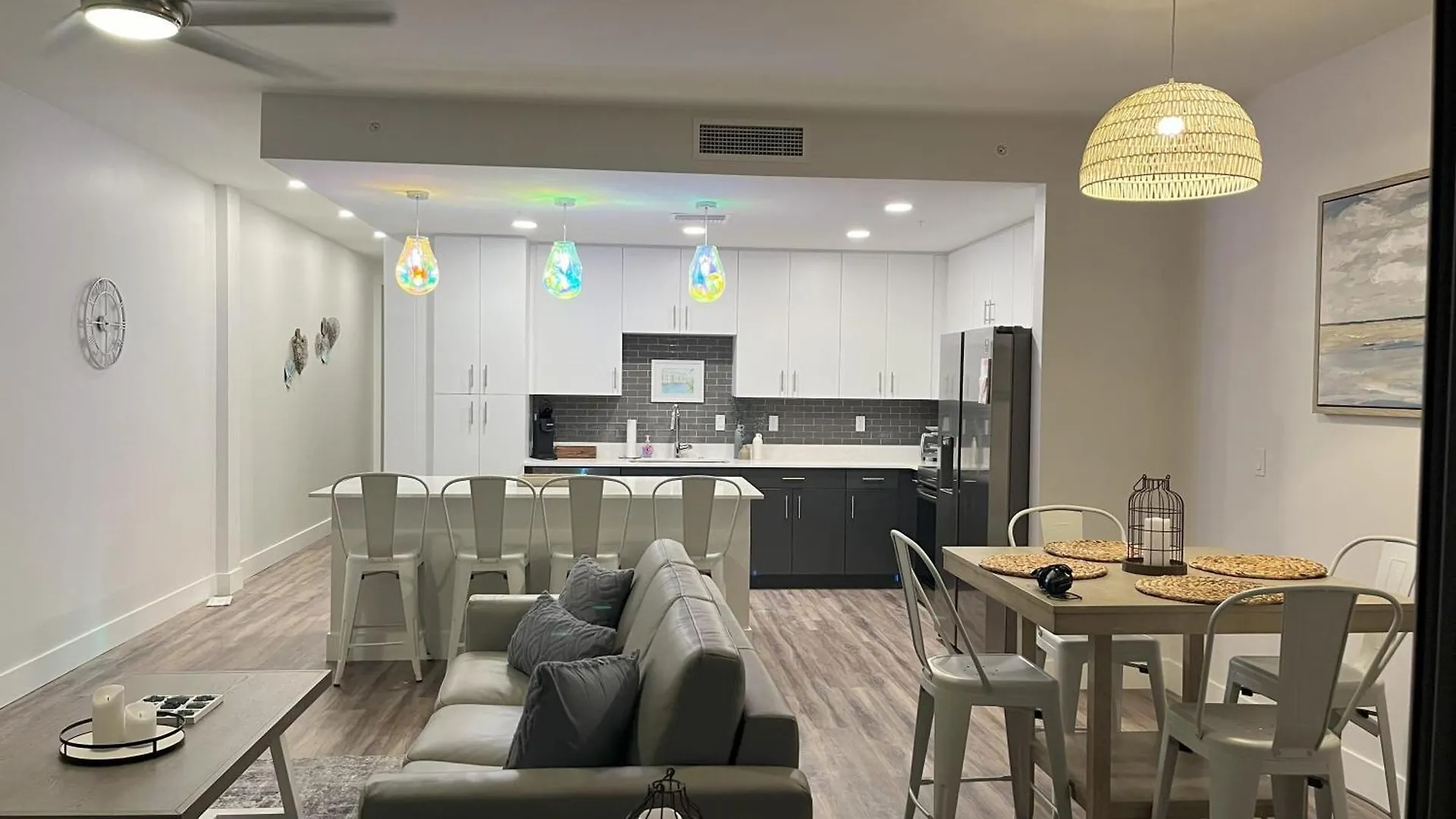 Luxury 2 Bed 2 Bath Waterfront With Patio Sunsets Gym And Parking *