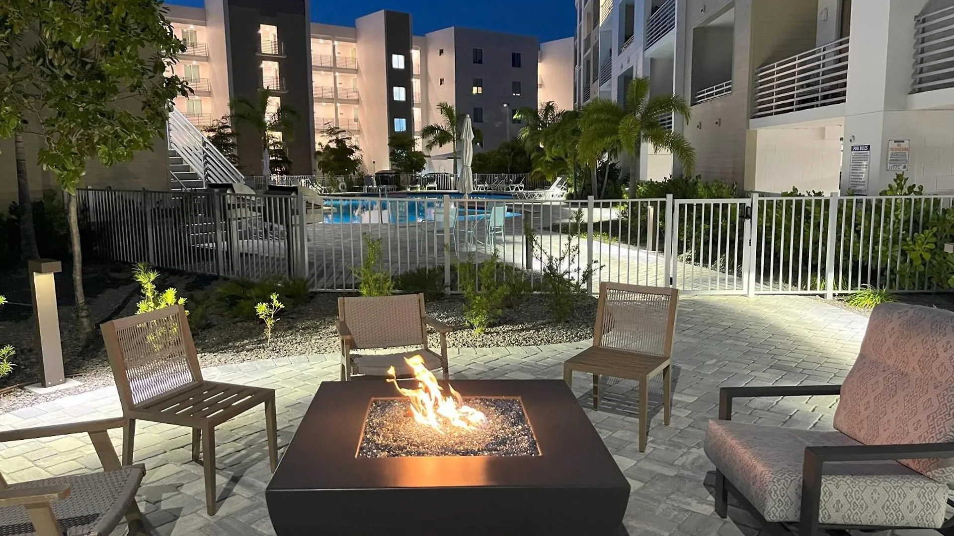 Luxury 2 Bed 2 Bath Waterfront With Patio Sunsets Gym And Parking * Sarasota