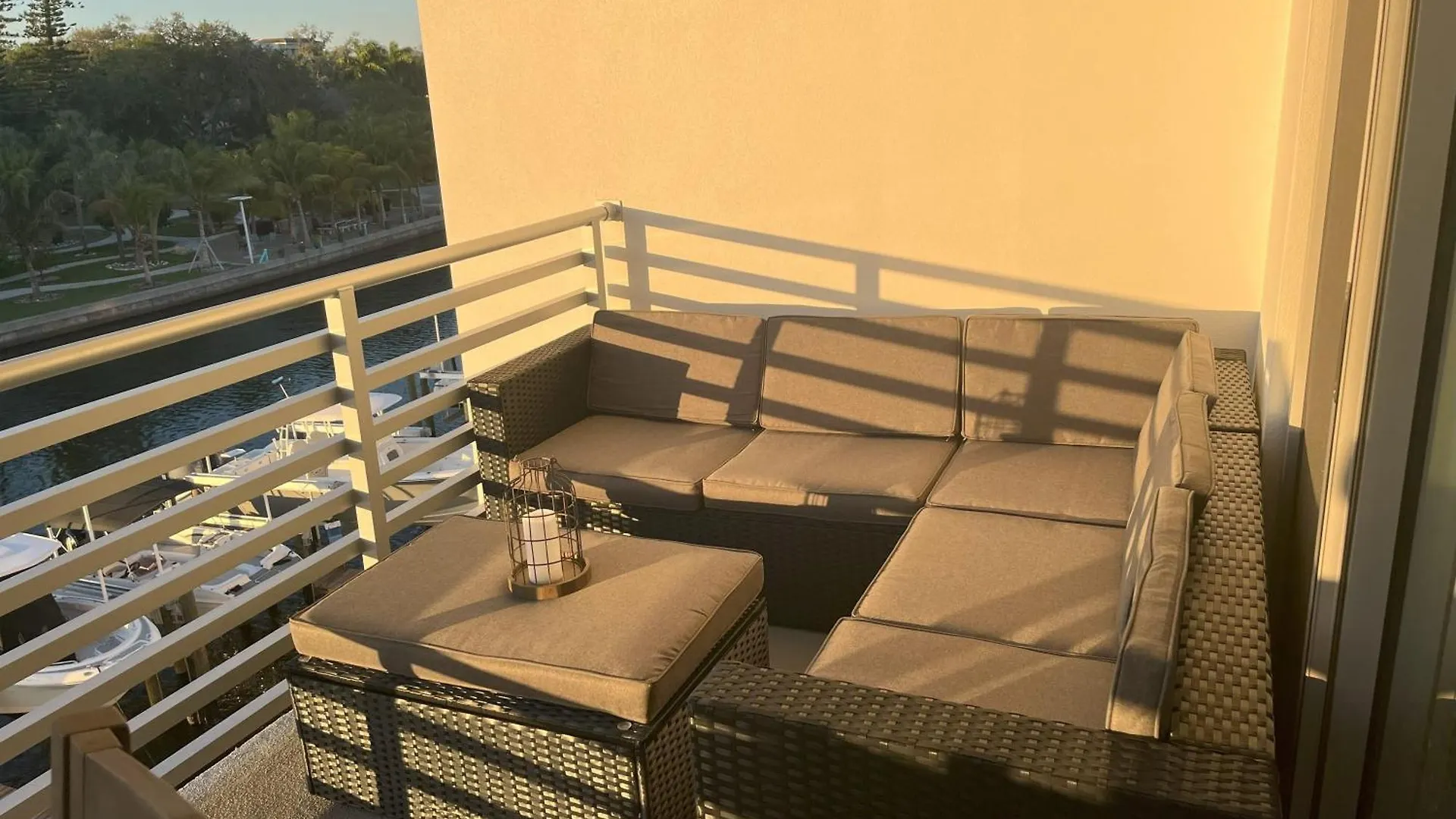 Holiday home Luxury 2 Bed 2 Bath Waterfront With Patio Sunsets Gym And Parking *