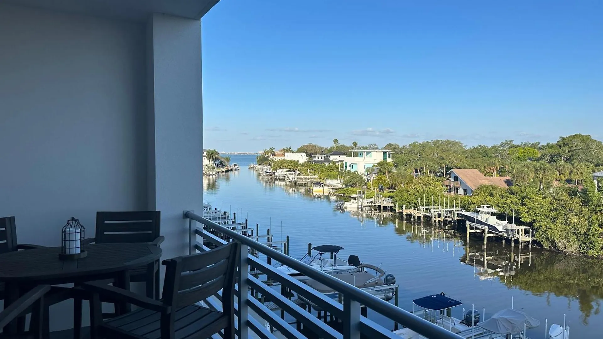 Luxury 2 Bed 2 Bath Waterfront With Patio Sunsets Gym And Parking Sarasota