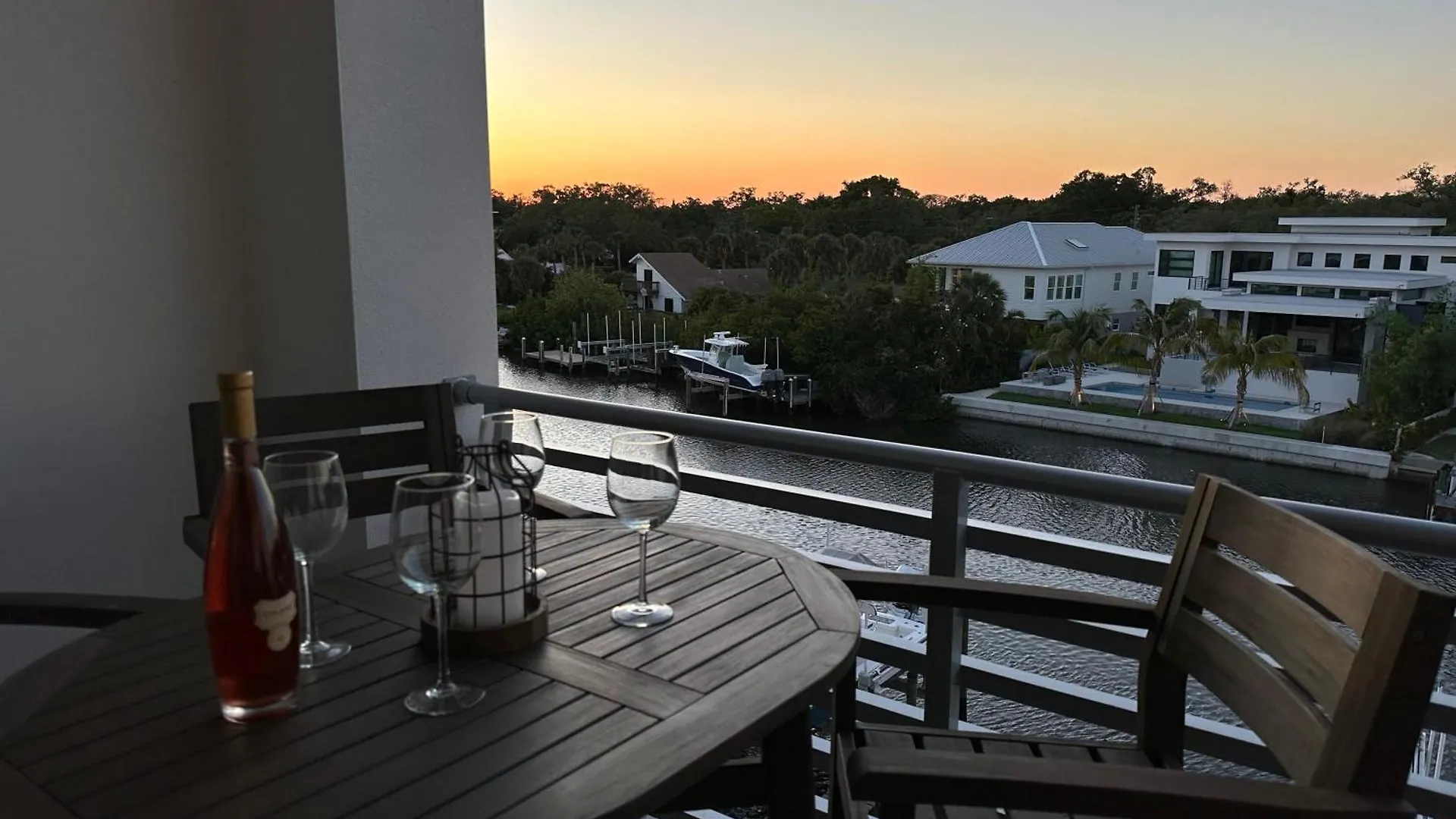 Luxury 2 Bed 2 Bath Waterfront With Patio Sunsets Gym And Parking