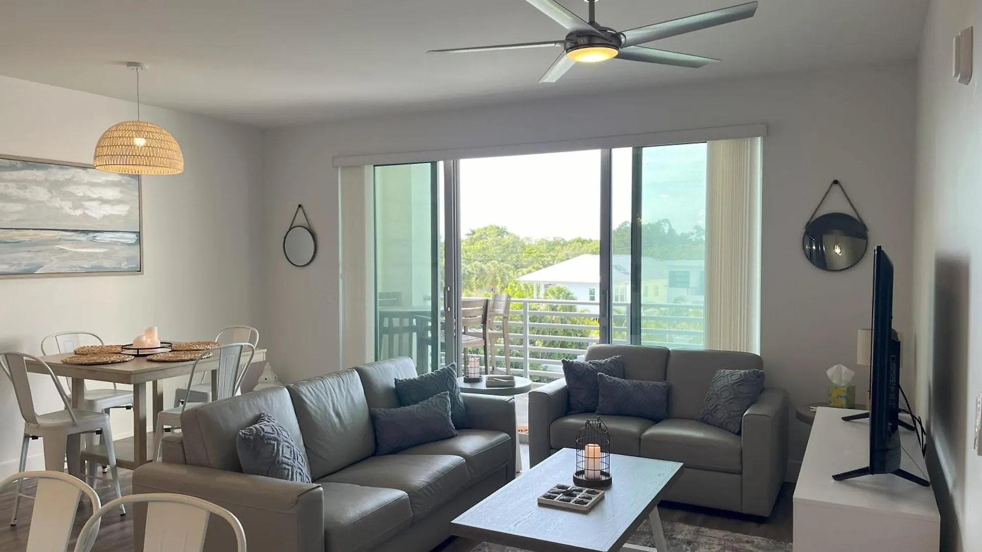 Luxury 2 Bed 2 Bath Waterfront With Patio Sunsets Gym And Parking Holiday home