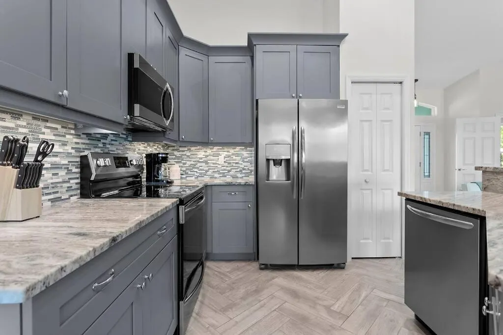 New-4b-2ba-pool-pickleball-putting Green-bball Holiday home Sarasota