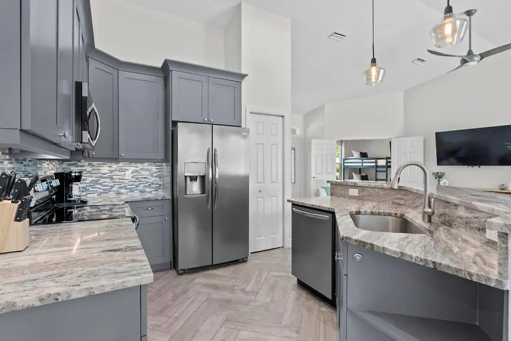 New-4b-2ba-pool-pickleball-putting Green-bball Holiday home Sarasota