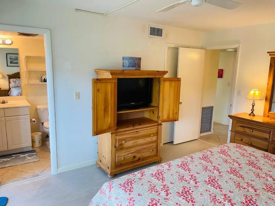 Siesta Harbor-beach Access, Canal Views, Pool,spa Apartment