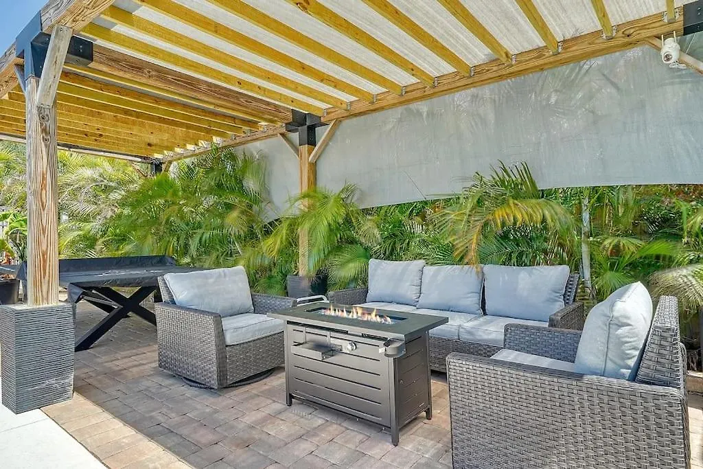 Holiday home Beautiful - Oasis Backyard With Heat Pool