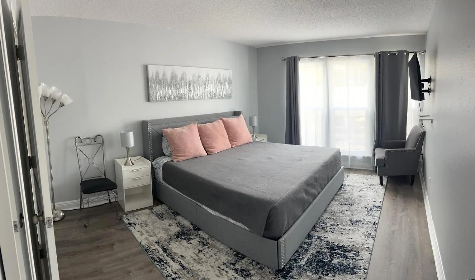 Modern 3bad2bath Condo, Ground Floor, With Backyard And Shared Heated Pool, 1 Min To Food , Shopping Plaza And 10 Min To Siesta