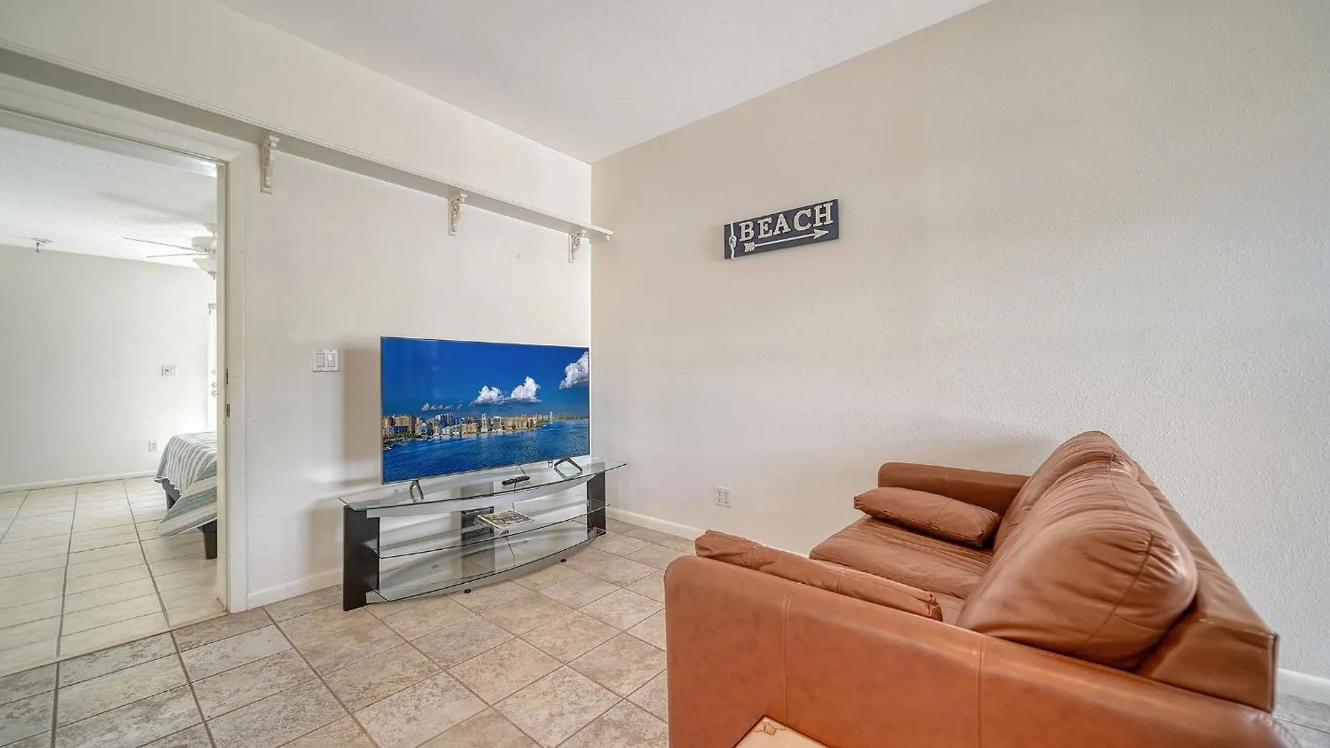 Short Walk To Beach, Restaurants, Bars, Fun & Holiday home *