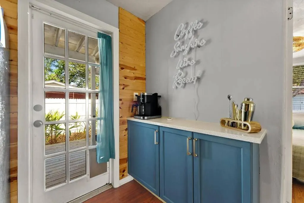 Holiday home 10 Min Lido Key ~coastal Hideout *
